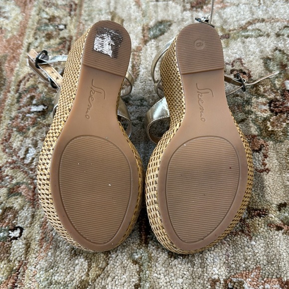 Skemo Size 6 Women’s Crystal/Metallic Gold Wedge - Picture 7 of 8